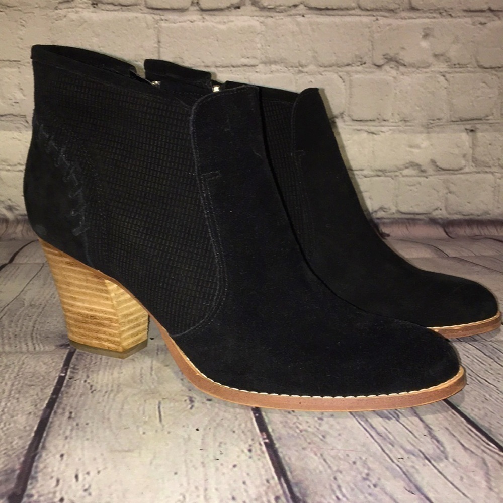 Marc Fisher 9M black suede heeled booties at
